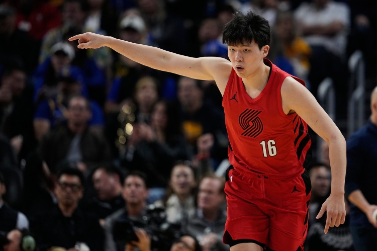 开云体育在线-防守威慑力！杨瀚森篮下补防造成对手传球失误